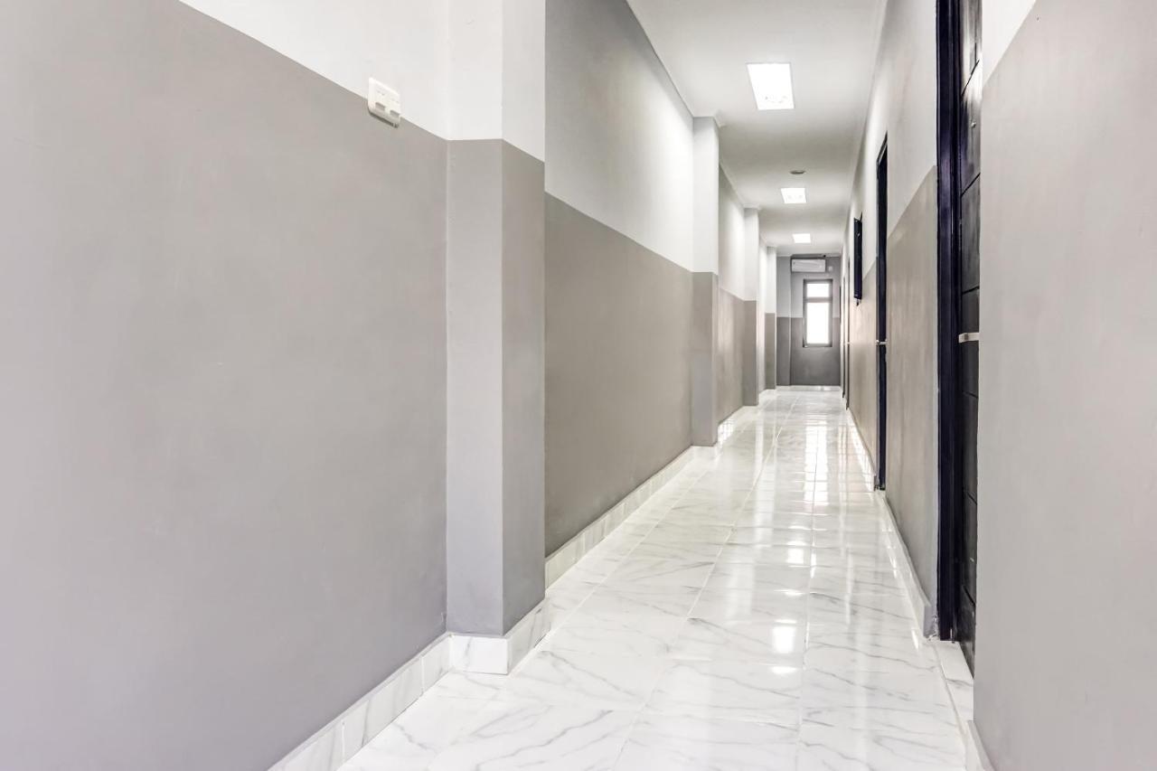 Collection O 91131 New V1 Hotel จาการ์ตา ภายนอก รูปภาพ